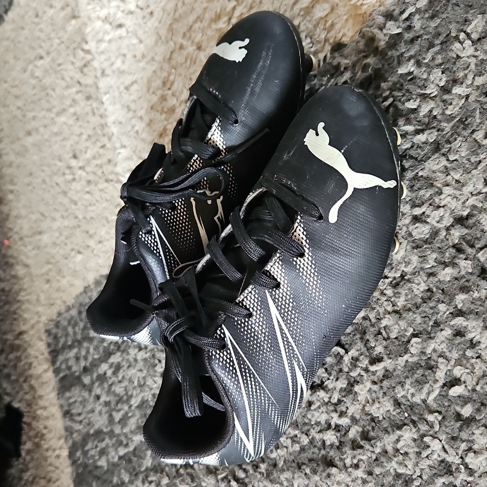 Puma Youth Attacanto Molded Soccer Cleats Sz: 13 EUC